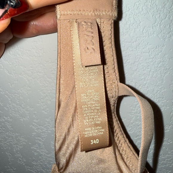 SKIMS Wireless Form T-Shirt Bra - Picture 5 of 6